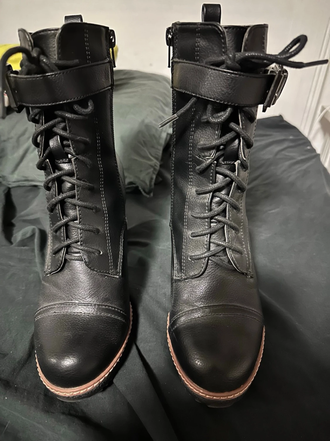 Svarta snörade stövletter med klack