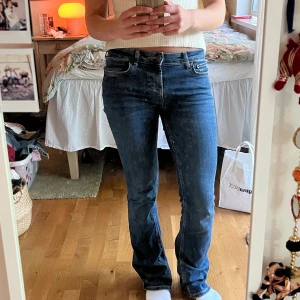 Blå bootcut jeans lowwaist - Säljer dessa blåa bootcut jeans från Zara. Snygg och skön passform. Skriv efter mått🥰