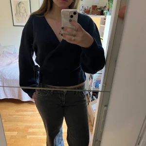 Mörkblå omlottkofta från & Other Stories - Mysig mörkblå omlottkofta från & Other Stories med knyt i sidan och v-ringning. Koftan har lång ärm och är stickad i ett mjukt garn Enkel och stilren design som passar till jeans eller kjol. Tröjan är sparsamt använd och i bra skick! Den är lite noppig på vissa delar men ingen man lägger märke till vid användning! 🩵