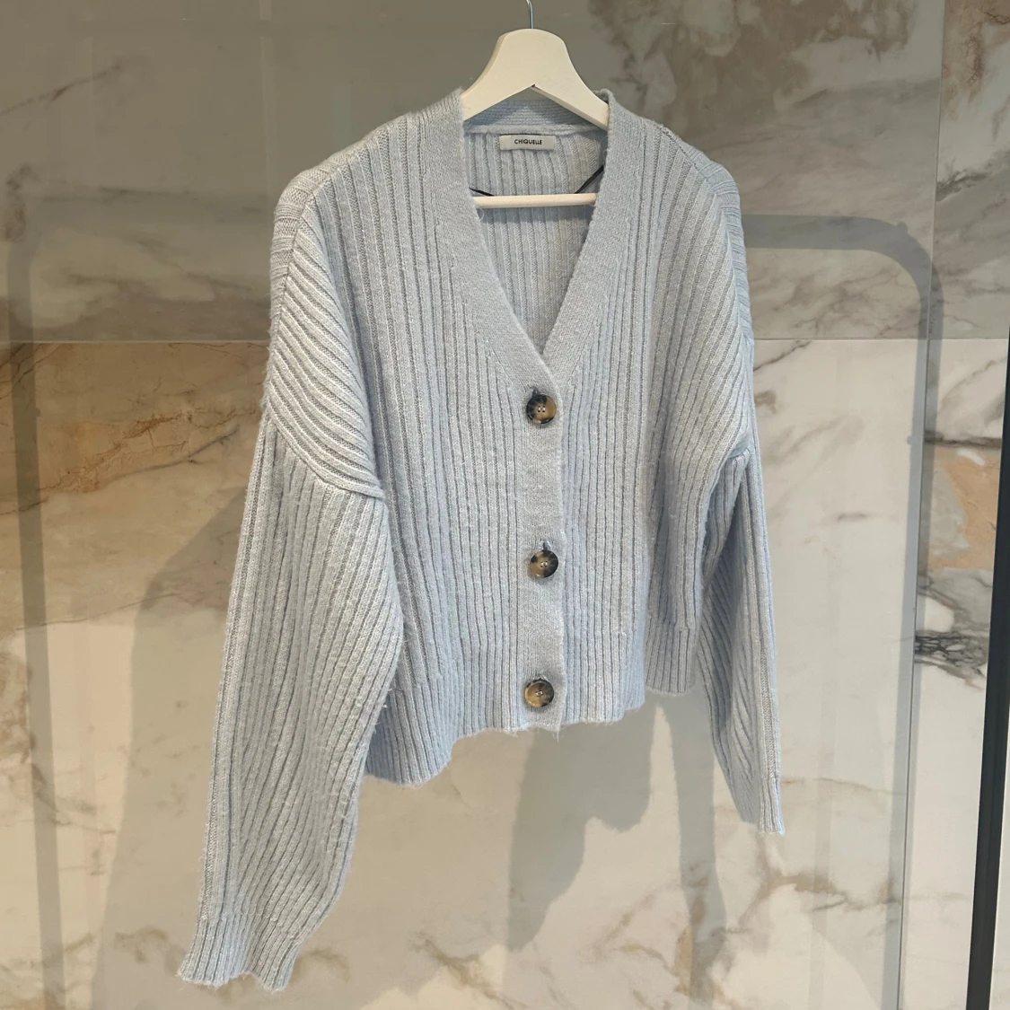 Ljusblå kofta från Chiquelle