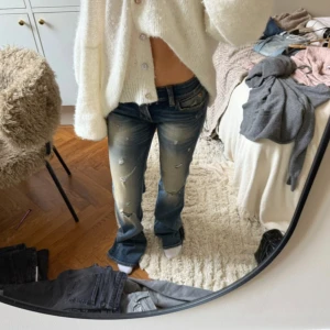 Weekday bootcut jeans med slitningar - Säljer ett par weekday jeans med bootcut passform och låg midja. Jeansen är storlek 26/32 med midjemått 36