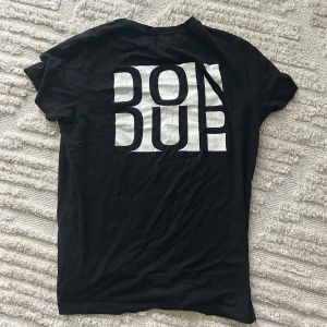 Dondup T-shirt  - Tja,säljer nu min T-shirt ifrån dondup i storlek S.med både tryck fram och på ryggen. Jag säljer för 349kr 