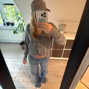 Fin grå kofta - Säljer en fin grå kofta från lager 157. Koftan är perfekt till en lite mysigare outfit. Tröjan är i fint skicka och är inte andvänd så mycket💗