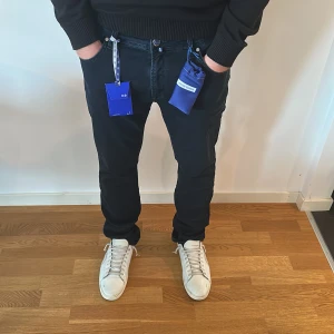 Jeans Jacob Cohén - Säljer snygga jeans från Jacob cohen | Storlek: 34 - Skicket på byxorna är helt nya 10/10 - Nypris 5,700kr - Mitt pris: 1499kr - Hör av dig om minsta funderingar. Modellen är 183cm och väger 87kg