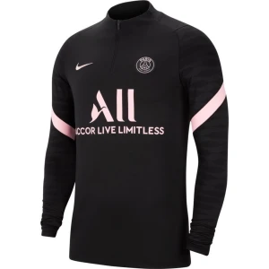 Svart PSG långärmad fotbollströja Nike - Svart långärmad fotbollströja från Nike för PSG med rosa detaljer och klubbmärke på bröstet. Tröjan har halv dragkedja, diskret mönster på ärmarna och tryckt sponsorlogga framtill. Perfekt för dig som vill sticka ut på planen.