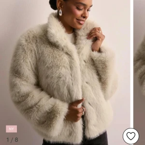 Beige pälsjacka från Vero Moda - Helt ny pälsjacka från Nelly. Lapparna är kvar och nypris 899kr. Storlek S 