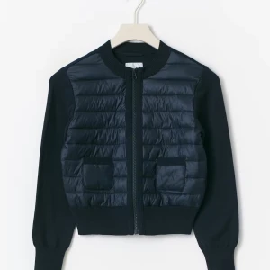 2st jackor från Gina  - 2st jackor från Gina tricot, båda är fåtal gånger använda så som nya. Storlek 170 som sitter som en xs