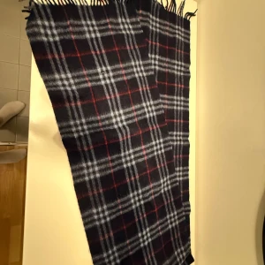 Burberry halsduk  - Burberry halsduk som kommer från haiendo shop ✅äkta vara 