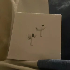 AirPods Pro (2nd generation) - Helt nya Apple AirPods Pro (2nd generation) i oöppnad originalförpackning. Aktiv brusreducering, adaptiv transparens och MagSafe-laddningsetui. Kompatibla med iOS, iPadOS, Apple Watch och Mac. Perfekt för musik, samtal och träning.