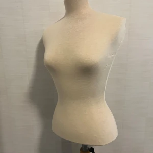 Provdocka/ skyltdocka - Bilderna visar en provdocka i tyg och trä, perfekt för sömnad eller kläddesign. Dockan har några mindre märken och slitage på tyget, men är i gott bruksskick. Stabil träfot och justerbar. Först till kvar 