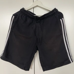 Svarta Adidas shorts - Svarta adidas shorts, storlek S. Använda och därför till ett väldigt bra pris. 