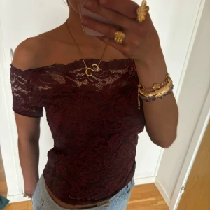 Vinröd Offshoulder spetstopp  - Såå snygg vinröd Offshoulder spetstopp! Jag är 168 och det är mina bilder, köp via köp nu direkt eller Swish, kvar tills markerad som såld 💖 