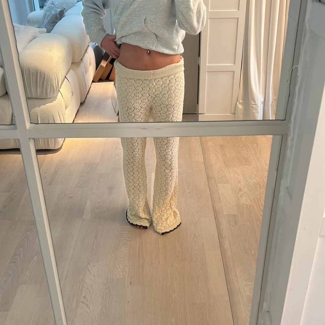 Stickade beige byxor från Zara - 2