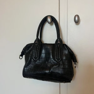 Väska från Zara - Säljer denna fina väska från Zara, superfint skick utanpå utan några defekter, inuti finns tecken på användning 🙌🏻