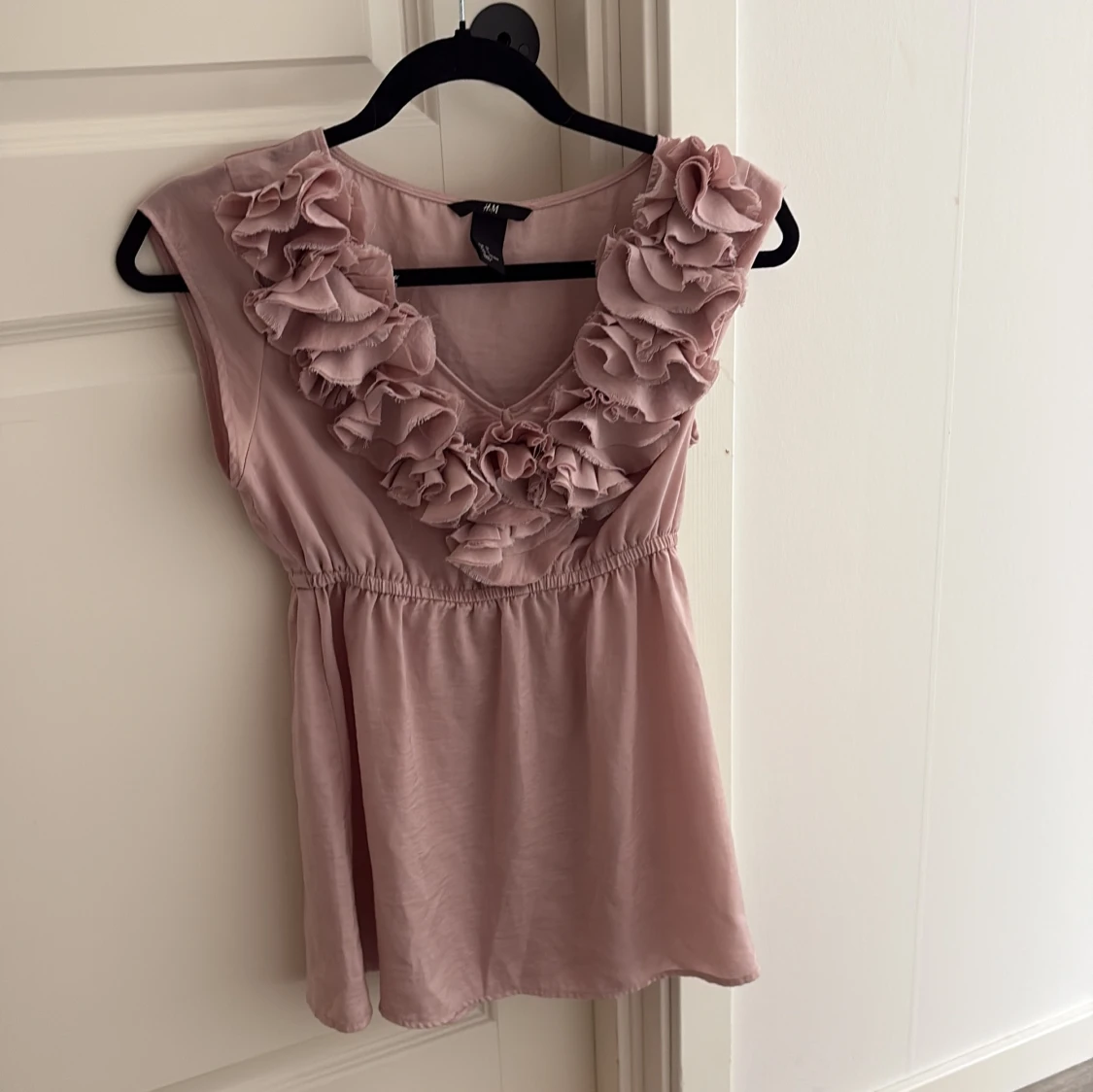 Rosa blus med volang från H&M