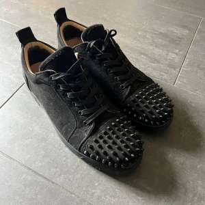 Christian Louboutin - Snygga, stilrena, tidlösa. Väldigt bra skick med minimalt slitage tyvärr fattas det en liten tagg på en skon men inget som man ser. Tveka inte att höra av er med frågor och funderingar och kolla gärna in mina andra annonser så kan vi säkert lösa ett bra paketpris🤩🤩