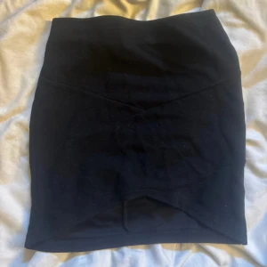 Minikjol - Kort mini kjol stl 134/140, har använt den när jag hade xxs i storlek🖤