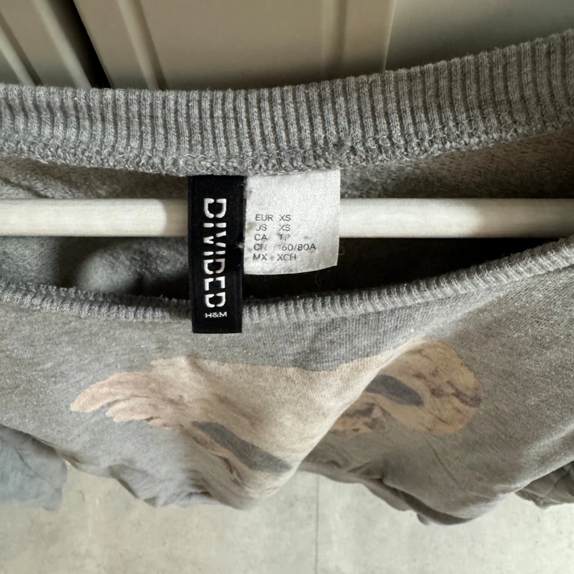 Grå sweatshirt med döskalle från H&M Divided - 3