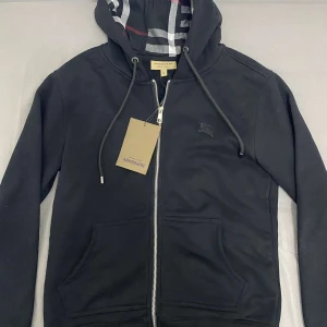 Burberry kofta - Säljer min helt nya Burberry kofta. Den är i top kvalitet. Pris går att diskuteras 