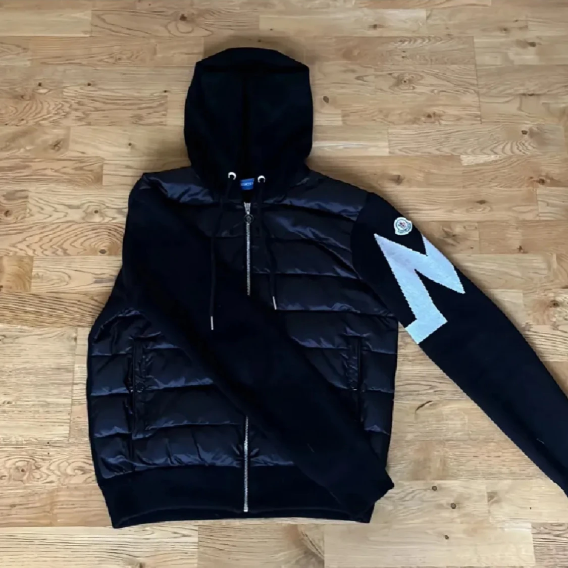 Svart Moncler pufferjacka med stickade ärmar