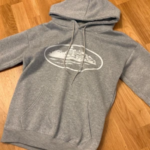 Corteiz Hoodie - Storlek: S Har haft hoodien i ungefär 2 månader, den kändes för liten på mig och därför säljer jag den. Startpris: 230kr Kontakta vid intresse att köpa!