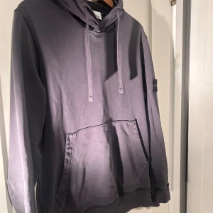 Stone Island Hoodie - Väldigt snygg och höstig hoodie| Storlek M | Väldigt bra skick | Nypris: ca 3500kr | Köpt på NK | Vid snabb affär innan 30/10 på kvällen kan jag droppa i pris | Kontakta vid intresse |