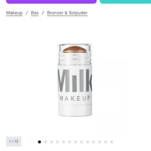 Milk Makeup bronzer stick - Bronzer i praktisk stickform från Milk Makeup. Färgen är varm brun och ger en naturlig solkysst look. Förpackningen är vit med grå text och har ett genomskinligt lock. Perfekt att använda för contour eller för att ge ansiktet extra glow.(oöppnad) 