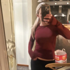 Vinröd tröja - Fin tröja som knappt använts från lager 157