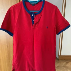 Red Polo T-shirt - Kommer inte till användning. Kom gärna med prisförslag!
