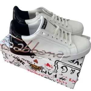 Dolce & Gabbana vita sneakers - Riktigt Feta DG sneakers i bra skick, lite använda men väldigt bra skick, perfekta nu till vintern med lite högre sula, hör av dig funderingar!