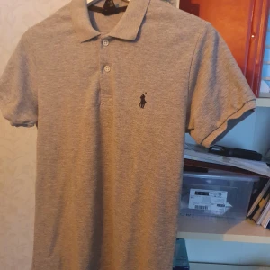 Polo Ralph Lauren - kortärmad pikétröja - Säljer en Ralph Lauren piké, mycket bra passform, rätt slim. Broderad logga på bröstet ✨️ Polokrage Korta ärmar        Fits true to size. ✅️