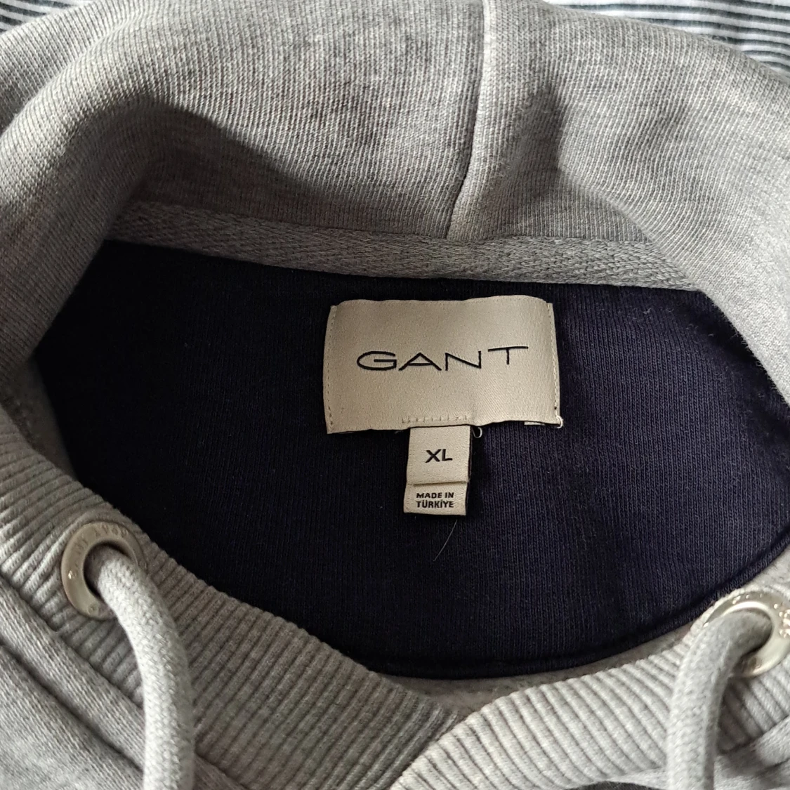 Grå hoodie från GANT med broderad logga - 2