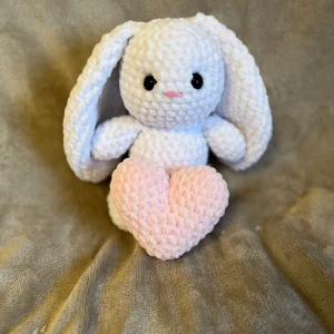 Vit virkad  kanin med hjärta - Kaninen är ca 23 cm hög 🌸Hjärtat medföljer! Kaninen har Säkerhetsögon som inte rekommenderas för barn under tre år.