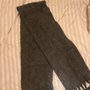 halsduk - mörkgrå jättemysig halsduk från hm, så mjuk och sticks inte alls. Knappt använd så väldigt bra skick