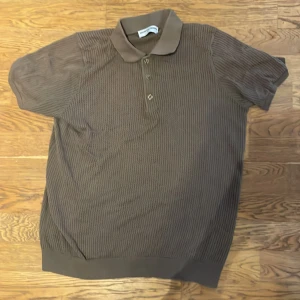 Brun pike  - Jättesnygg brun pike i strålande skick. Nypris är 849 och är i storlek S men sitter mellan S-M. 