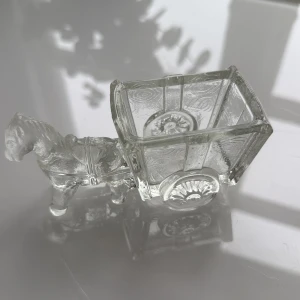 Smyckesbehållare med en söt hästvagn - Jättesöt glashållare för ringar och smycken i allmänhet. Den är helt ny och är så fin detalj i ett cleant flickrum. Inga sprickor över huvud taget, fin present till vän, mamma eller mormor. 