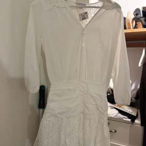 Vit klänning  - Vit klänning från reserved, endast provad. Perfekt som studentklänning! 