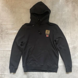 Svart hoodie från Morris  - Jag Säljer en fet hoodie från Morris | skicket på tröjan är bra 8/10 | storlek L| ny pris 2000: mitt pris är 499 | skriv vid frågor och funderingar  