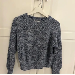 Blåvit stickad tröja Gina Tricot - Säljer en blåvit stickad tröja från Gina Tricot i storlek XS. Tröjan har ett grovt stickat mönster, rund halsringning och långa ärmar. Perfekt för att hålla sig varm och ändå se chill ut. Passar dig som gillar en relaxed vibe.