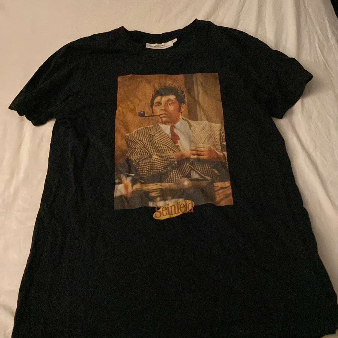 Svart Seinfeld t-shirt från Dedicated