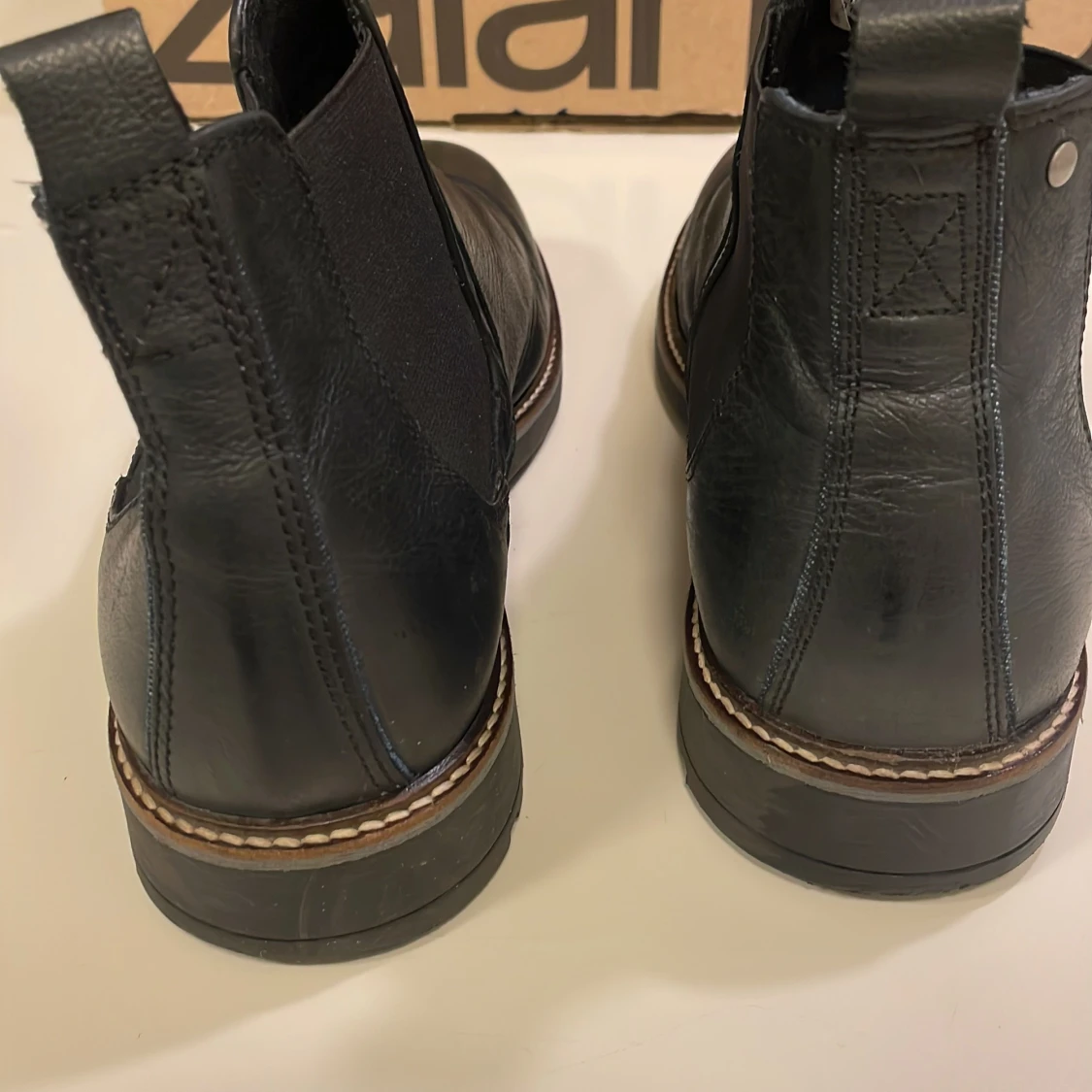 Svarta chelsea boots i skinn från Bata  - 2