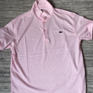 Rosa Lacoste pike  - Säljer en rosa pike i storlek S för 399kr men kan gö snabbköp på 299kr skicka bara prisförslag😁