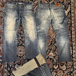 Hysteric glamour Selvedge jeans - Helt galet snygga Selvedge hysteric glamour jeans, jag köpte dessa rakt från Japan och de är väldigt svåra att få tag på. De har riktigt snygg tvätt och signatur spikarna vid fickan. Dessa är uppklippta så blir kortare än vad de va orginalt men de ger bara en snygg slitning längst ner Mått:  Midja: 40cm Längd: 90cm Benöppning: 18,5cm