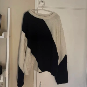 Stickad tröja Gina Tricot - Säljer en stickad tröja från Gina Tricot i storlek 170. Tröjan har ett coolt svart/marinblått och vitt mönster med breda diagonala fält och rund hals!!