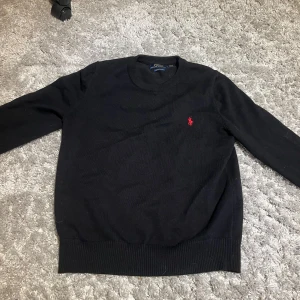 Stickad Ralph luaren tröja - Snygg Ralph luaren tröja,  svart med rött märke. Storlek M men passar S bättre
