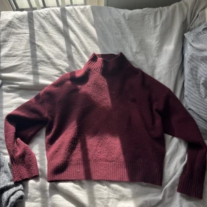 Stickad Polo - Stickad vinröd Polotröja från Zara. Använda fåtal gånger