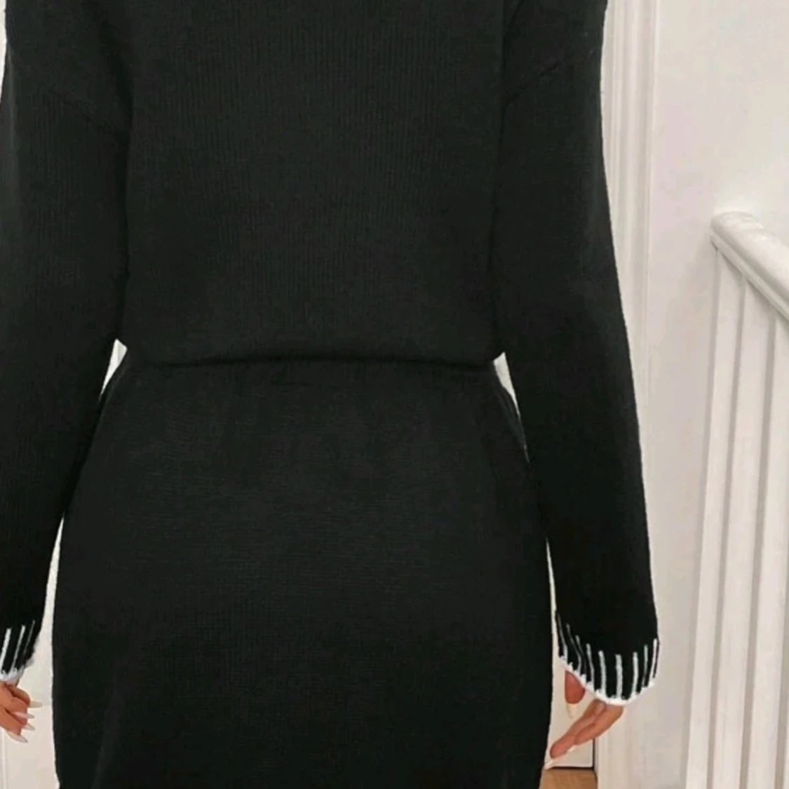 Svart stickad kortklänning med vita detaljer - 2