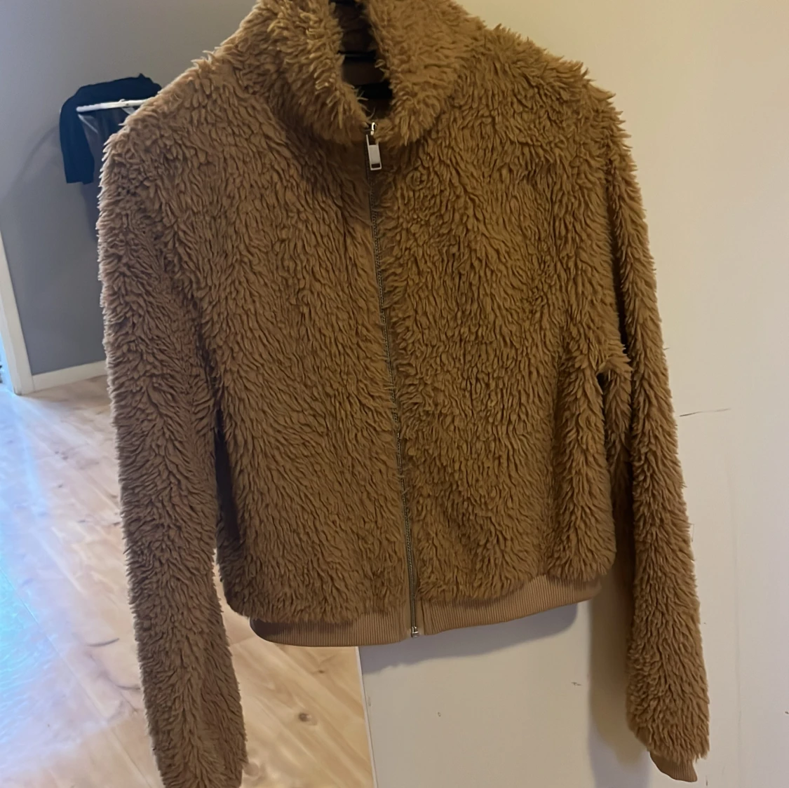 Beige teddyjacka med dragkedja