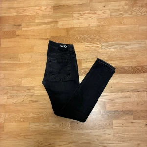 Dondup Geroge Jeans - Säljer dessa ritkigt snygga Dondup jeans modell George. W32. Skick 8,5/10. Nypris 4000kr vårt pris 899kr. Pris kan diskuteras vid snabb affär. Hör av er vid frågor eller funderingar. 
