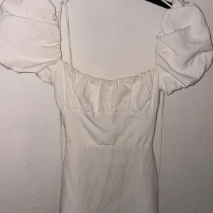 Vit klänning - Supersöt vit klänning med puffiga kortärmar i storlek XS, hör av er om ni har fler funderingar 💕